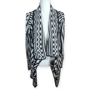 SAY WHAT? BLACK & WHITE GEOMETRIC PRINT CARDIGAN SZ.M EUC.